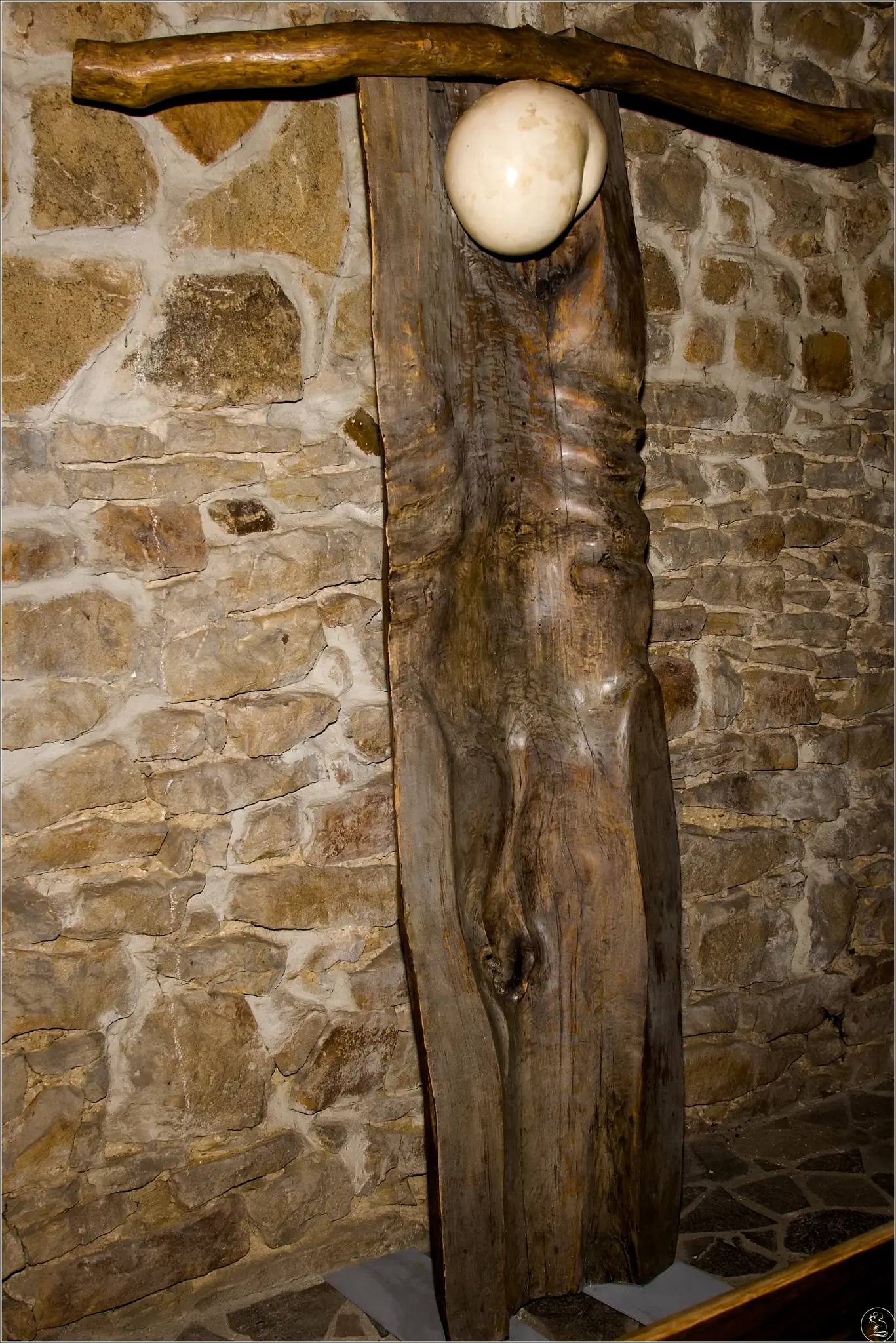 Ukřižovaný (dřevo a sádra)